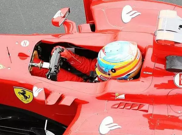 Foto zur News: Endlich trocken: Alonso in Silverstone vor Button