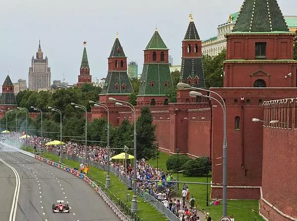 Foto zur News: Formel-1-Stars rocken die Straßen von Moskau