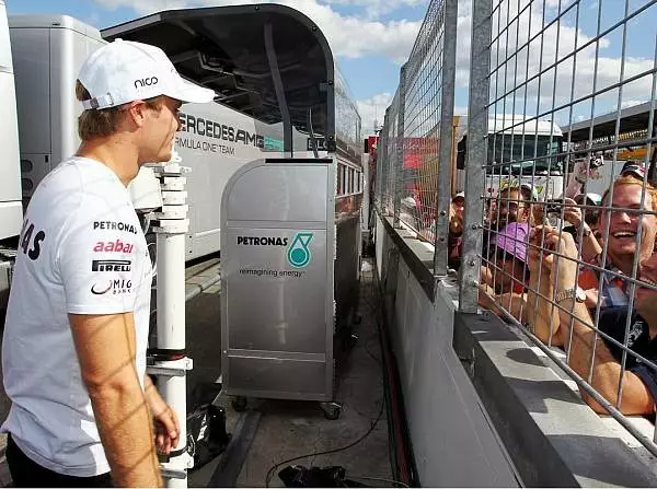Nico Rosberg Foto zur News: Rosberg: Fans hui, Regenreifen pfui