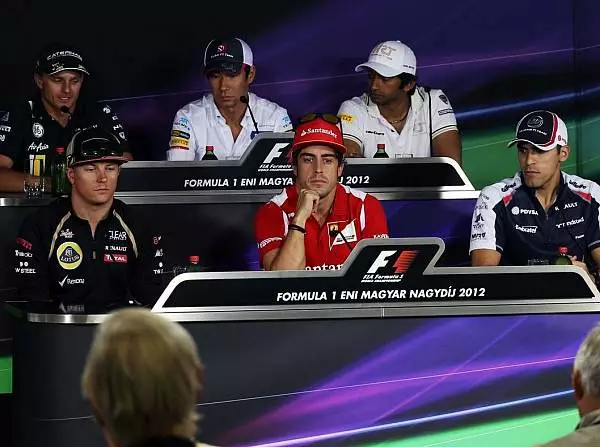 Heikki Kovalainen, Kamui Kobayashi, Narain Karthikeyan, Fernando Alonso, Pastor Maldonado, Kimi Räikkönen Foto zur News: FIA-PK: Audienz bei König Alonso