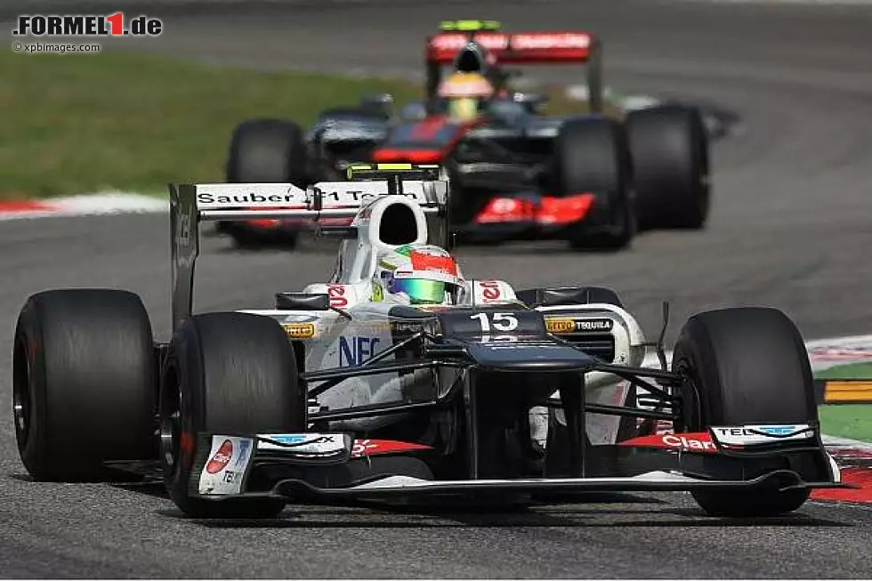 Foto zur News: Sergio Perez, Lewis Hamilton
