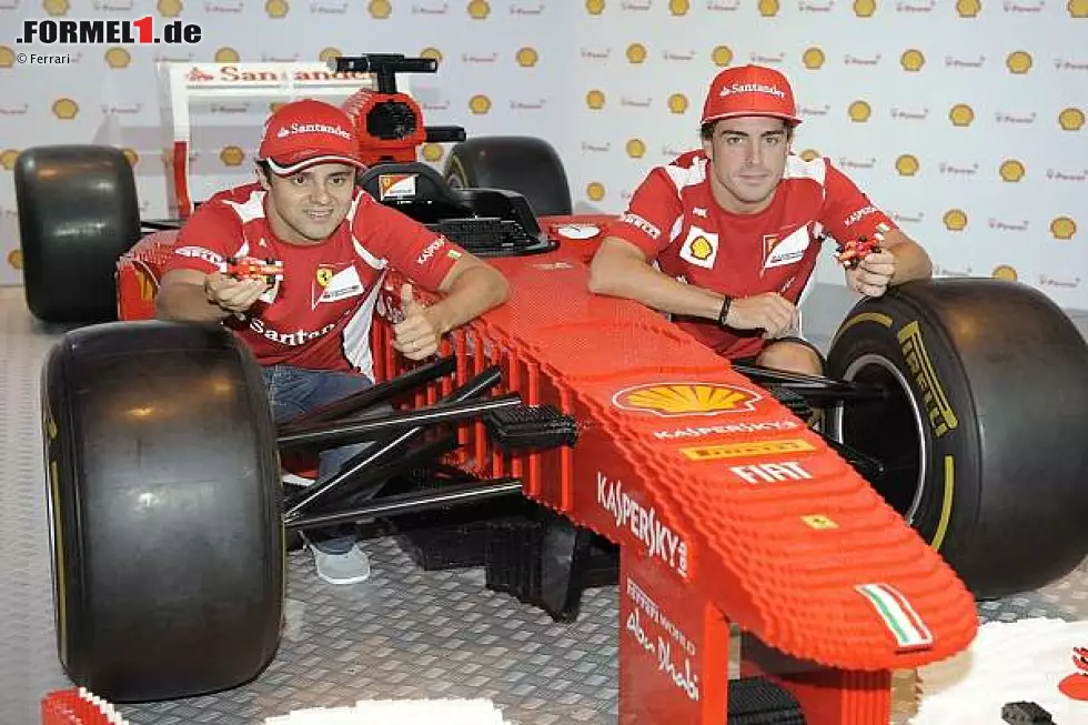 Foto zur News: Felipe Massa und Fernando Alonso mit dem Lego-Ferrari