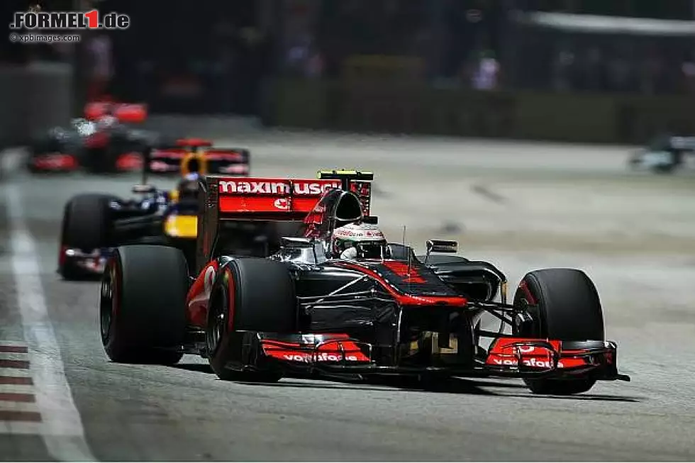 Foto zur News: Lewis Hamilton vor Sebastian Vettel