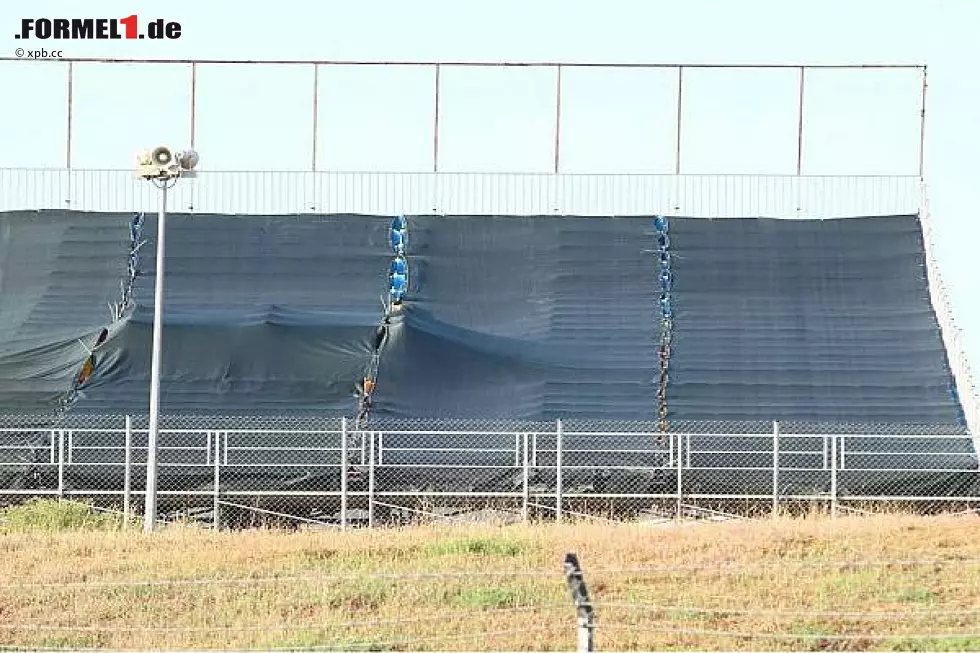 Foto zur News: Abgedeckte Zuschauertribüne