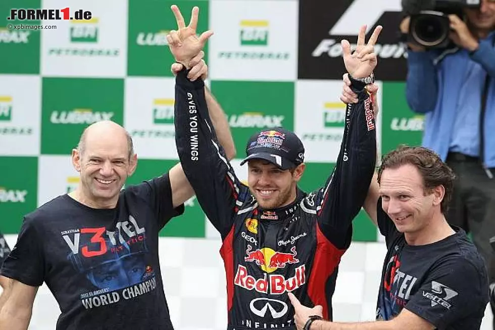 Foto zur News: Christian Horner (Red-Bull-Teamchef), Adrian Newey (Technischer Direktor, Red Bull), Sebastian Vettel