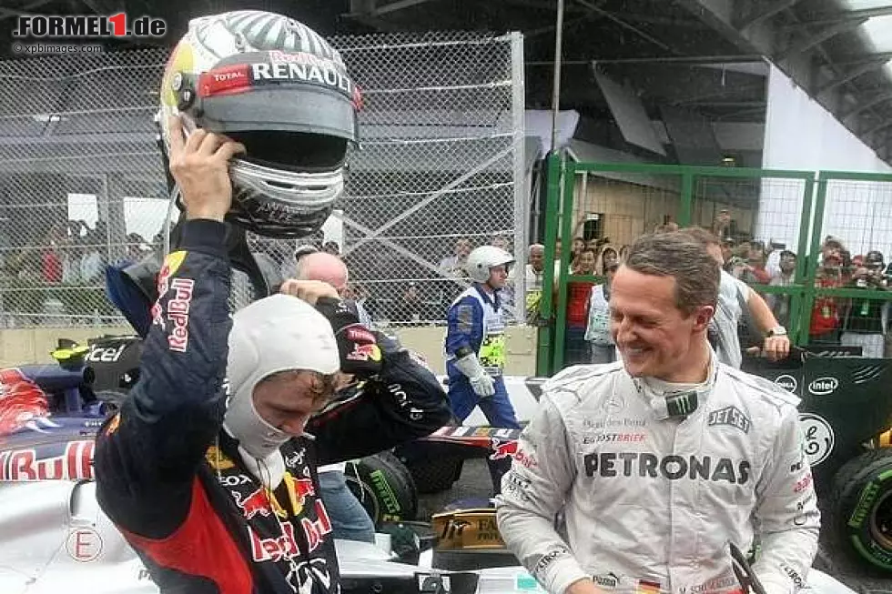 Foto zur News: Sebastian Vettel und Michael Schumacher