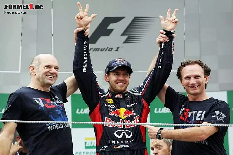Christian Horner (Red-Bull-Teamchef), Adrian Newey (Technischer Direktor, Red Bull), Sebastian Vettel Foto zur News: Christian Horner (Red-Bull-Teamchef), Adrian Newey (Technischer Direktor, Red Bull), Sebastian Vettel