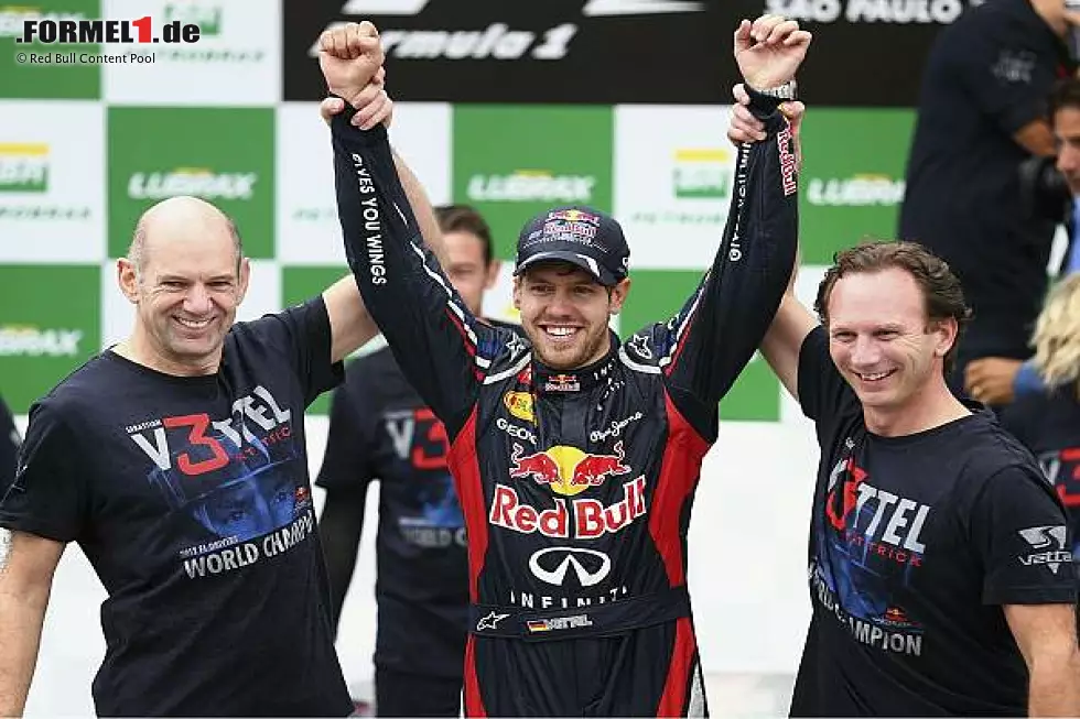 Christian Horner (Red-Bull-Teamchef), Adrian Newey (Technischer Direktor, Red Bull), Sebastian Vettel Foto zur News: Christian Horner (Red-Bull-Teamchef), Adrian Newey (Technischer Direktor, Red Bull), Sebastian Vettel