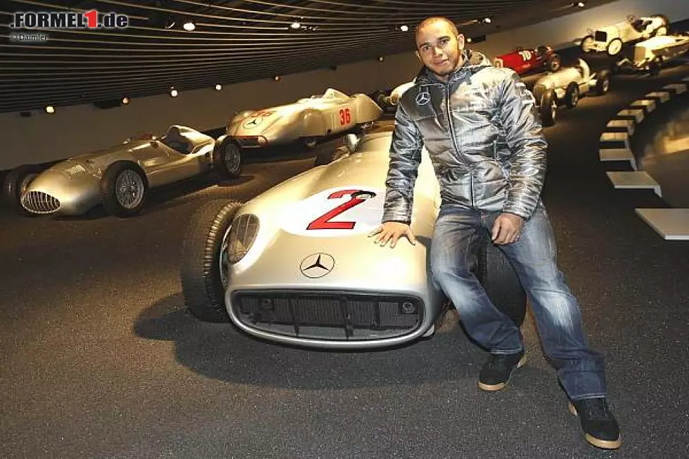 Foto zur News: Lewis Hamilton in Stuttgart