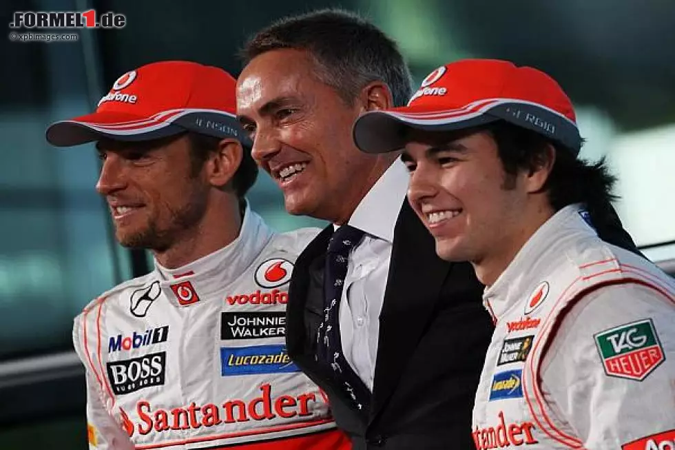 Foto zur News: Jenson Button, Martin Whitmarsh (Teamchef), Sergio Perez