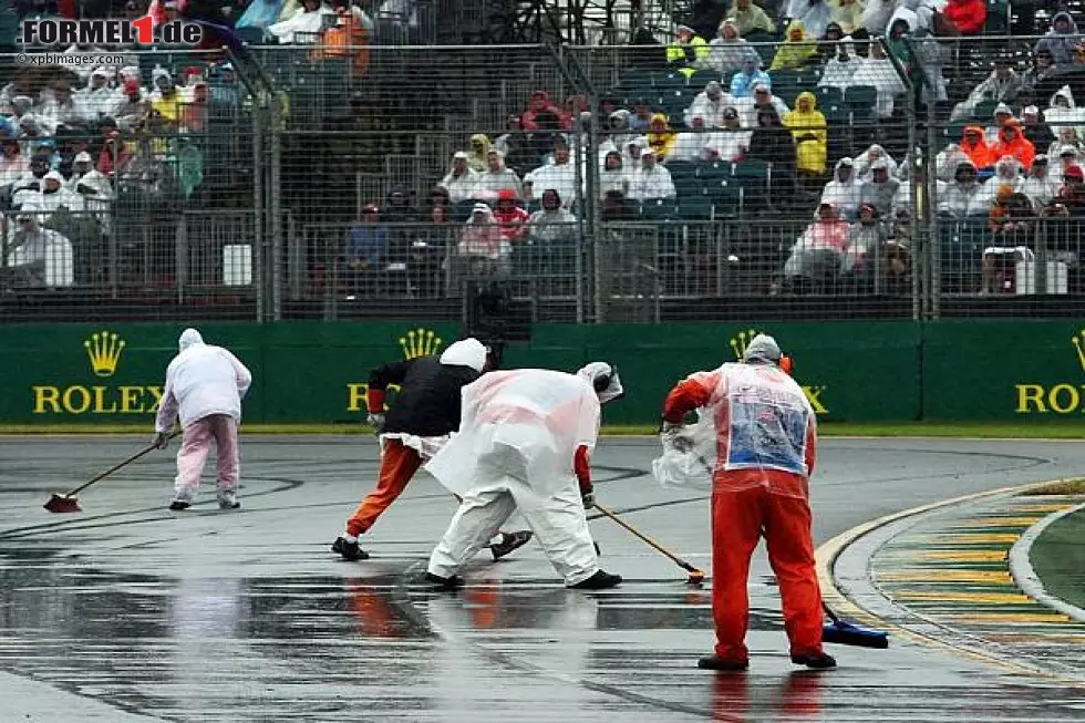 Regen, Streckenposten, Besen Foto zur News: Regen, Streckenposten, Besen