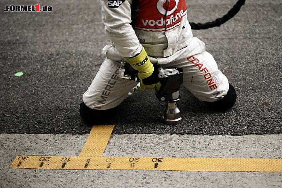 Foto zur News: Mechaniker Boxenstopp McLaren