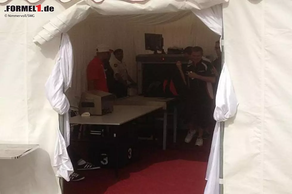 Foto zur News: Sicherheitskontrolle mit Röntgenscanner am Rennstrecken-Eingang in Bahrain
