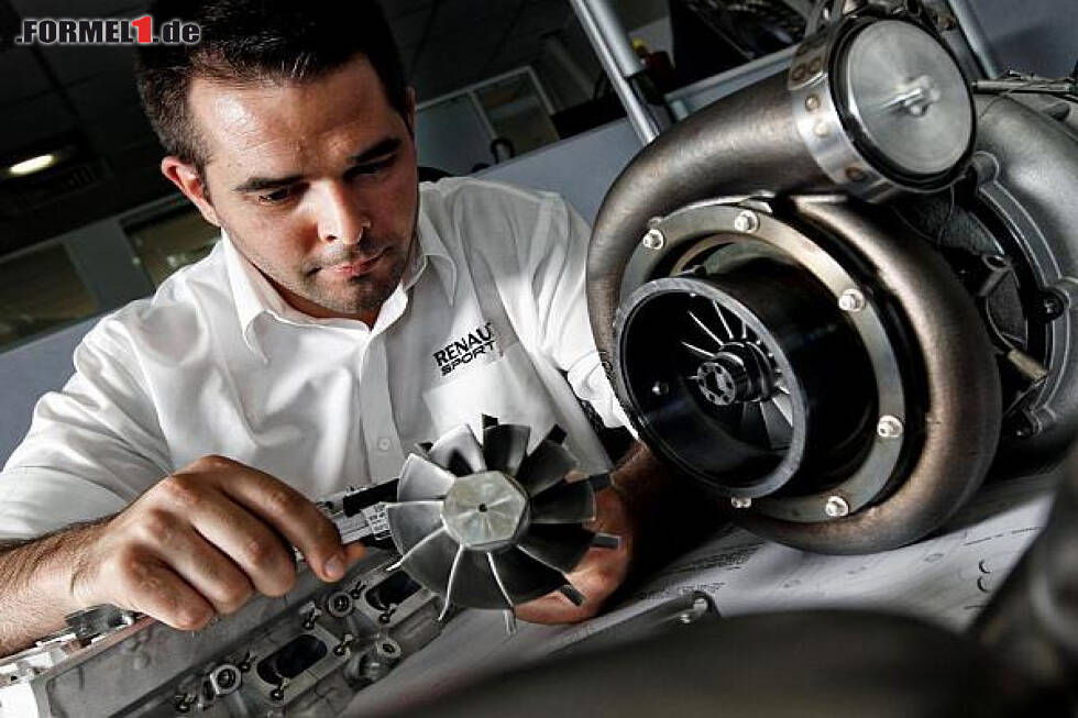 Foto zur News: Renault-Techniker bei der Arbeit