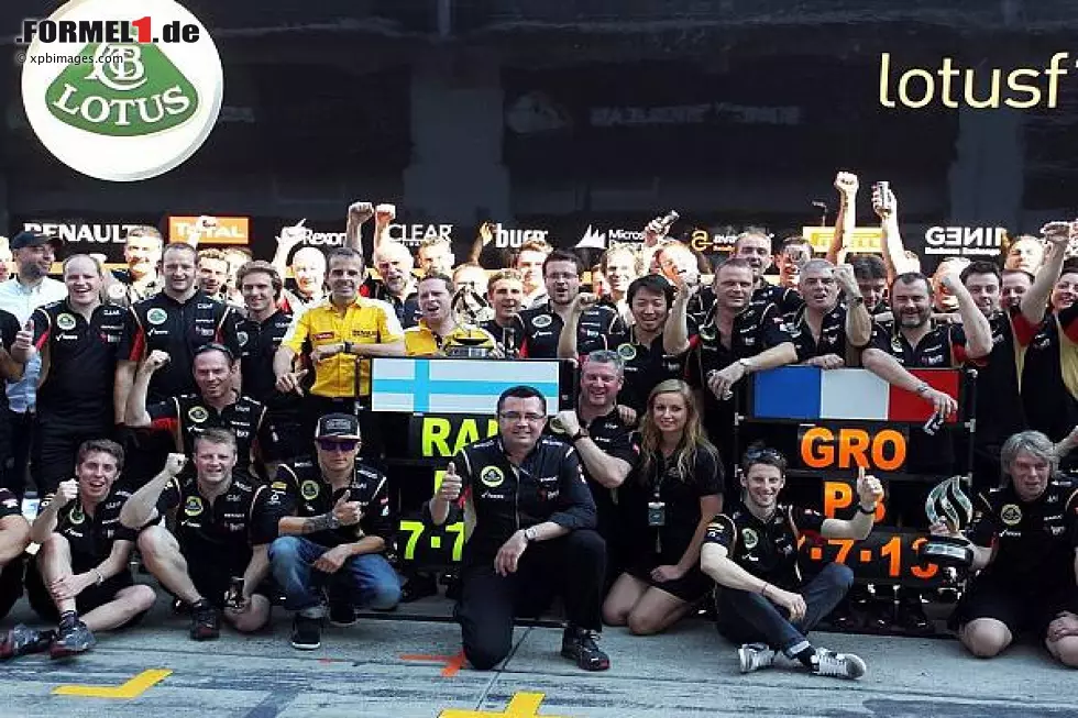Foto zur News: Eric Boullier, Romain Grosjean, Kimi Räikkönen