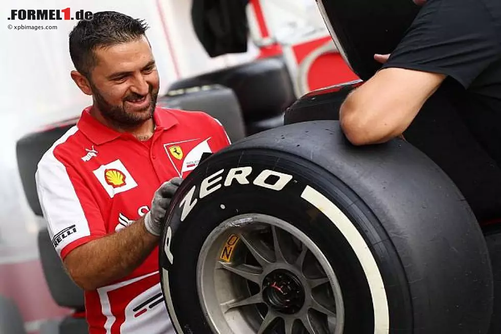 Foto zur News: Ferrari-Mechaniker