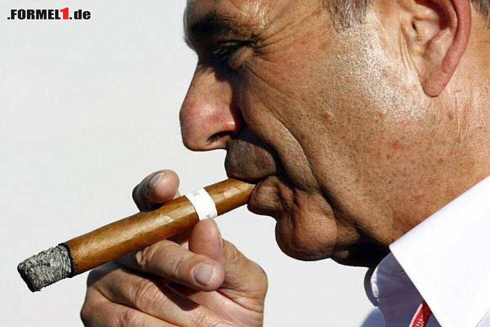 Foto zur News: Peter Sauber raucht Zigarre