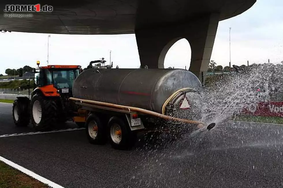Foto zur News: Traktor, Regentest, Bewässerung