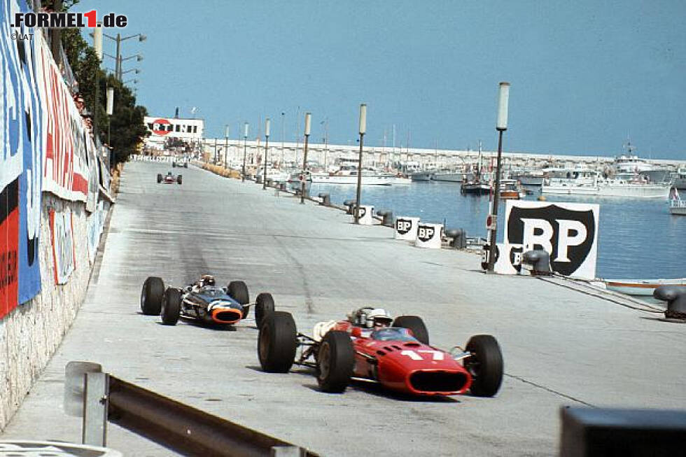 Foto zur News: John Surtees vor Jackie Stewart in Monaco 1966