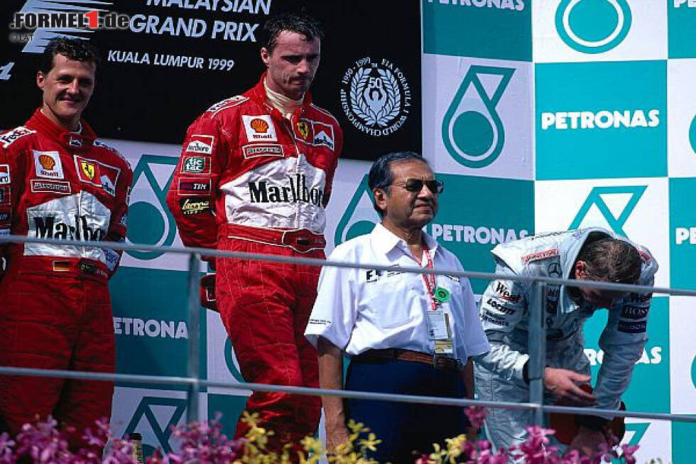 Foto zur News: Michael Schumacher, Eddie Irvine, Mika Häkkinen auf dem Podium in Malaysia 1999