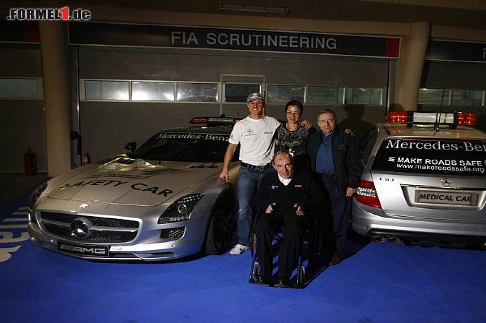 Foto zur News: Michael Schumacher, Frank Williams, Michelle Yeoh und Jean Todt präsentieren das neue Safety-Car der Formel 1, den Mercedes-Benz SLS AMG
