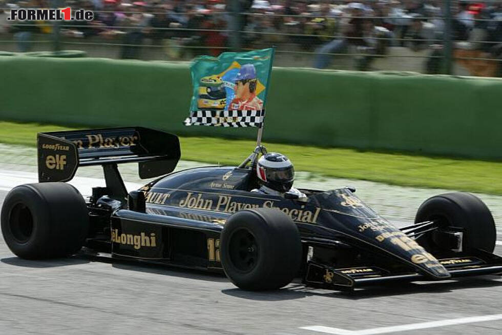 Foto zur News: Imola 2004: Gerhard Bergers Ehrenrunden für Ayrton Senna in dessen Lotus-Renault