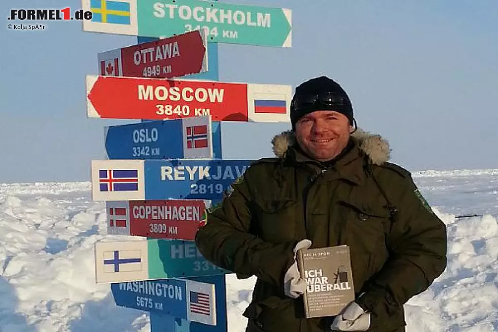 Foto zur News: Kolja Spöri mit seinem neuen Buch am Nordpol (April 2014)