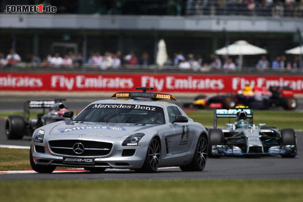 Foto zur News: Nico Rosberg hinter dem Safety-Car