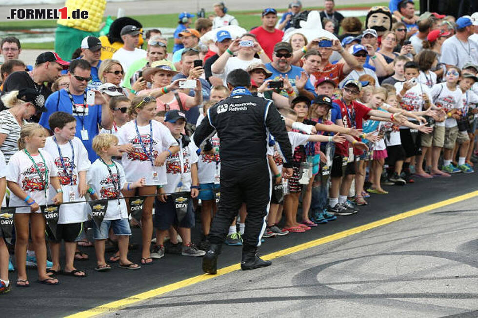 Foto zur News: Juan Pablo Montoya grüßt die IndyCar-Fans