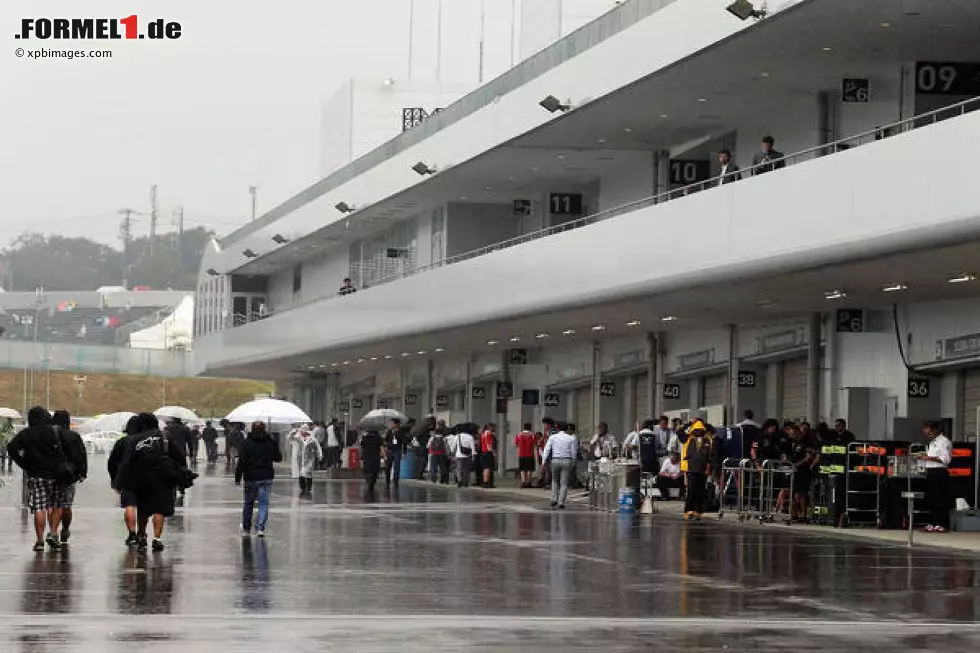 Foto zur News: Verregneter Formel-1-Paddock am Rennsonntag in Suzuka 2014