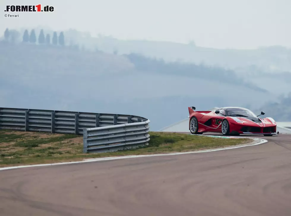 Foto zur News: Sebastian Vettel in Fiorano im Ferrari FXX K