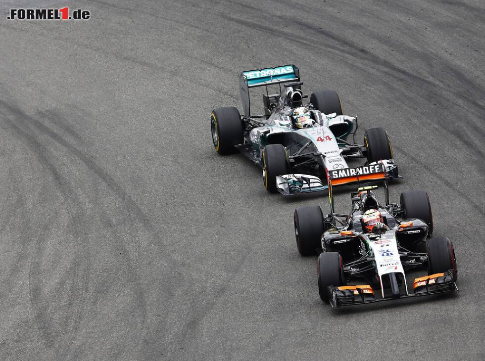 Foto zur News: Sergio Perez, Lewis Hamilton
