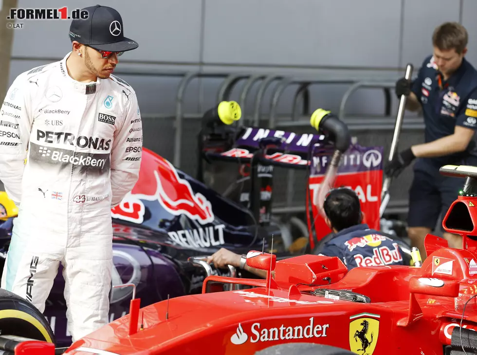 Foto zur News: Lewis Hamilton begutachtet den Ferrari von Kimi Räikkönen