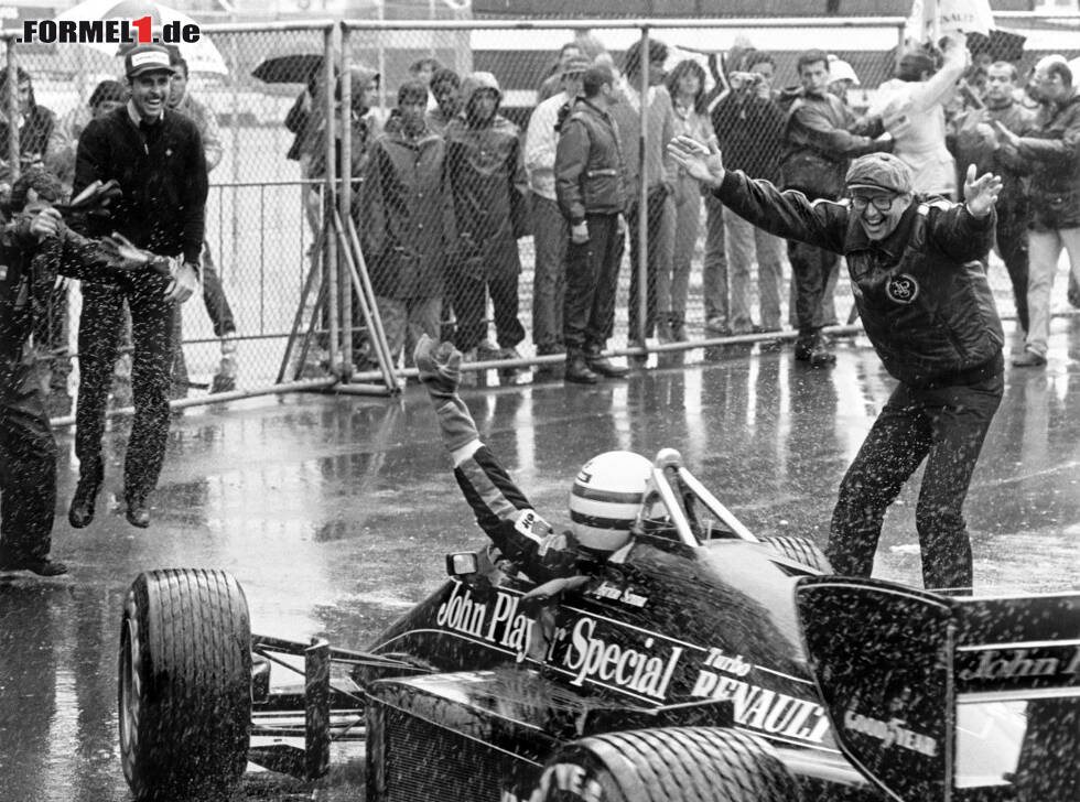 Foto zur News: Lotus-Teamchef Peter Warr empfängt Ayrton Senna in Estoril 1985