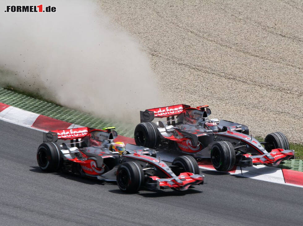 Foto zur News: Fernando Alonso, Lewis Hamilton