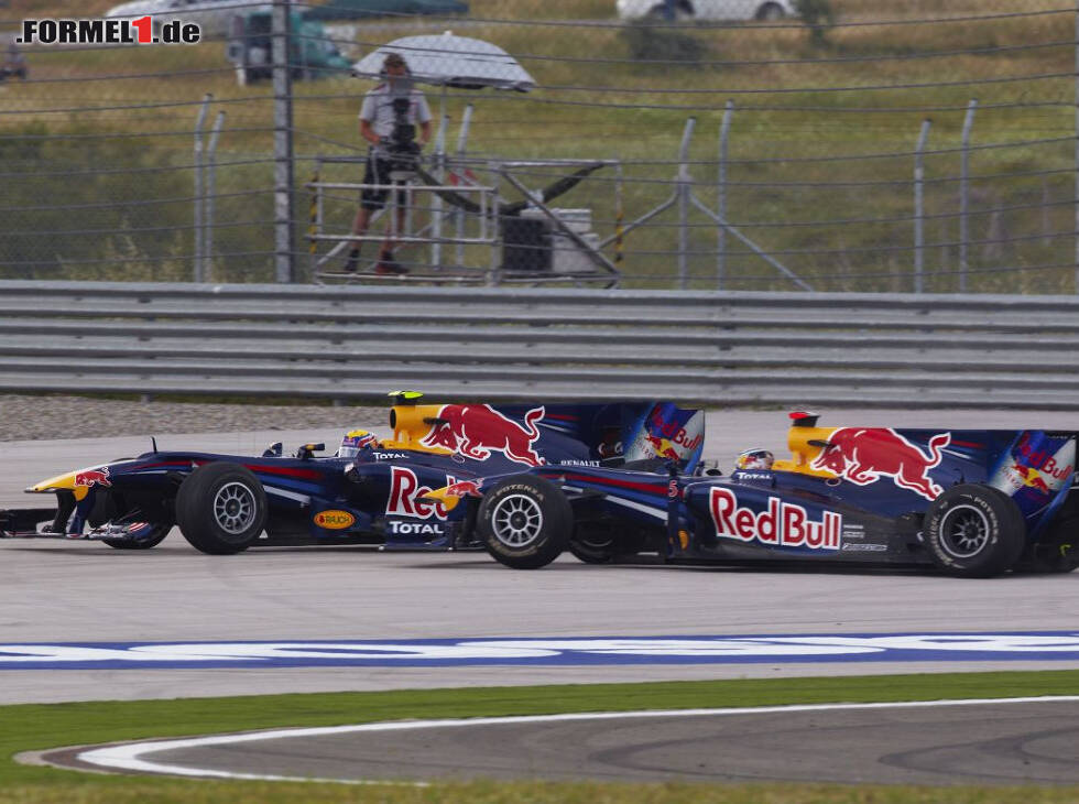 Foto zur News: Die Kollision zwiscchen Mark Webber und Sebastian Vettel in Istanbul 2010