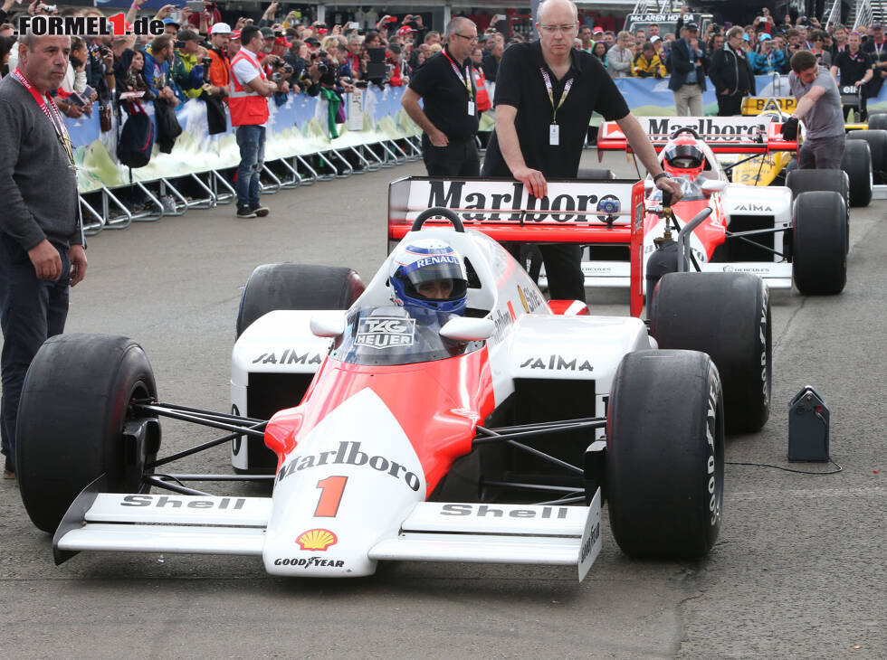 Foto zur News: Alain Prost und Niki Lauda, McLaren, Legendenparade