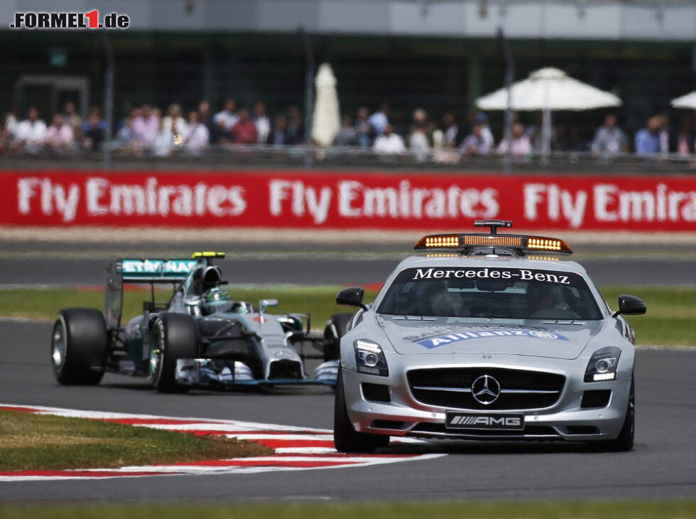 Foto zur News: Nico Rosberg hinter dem Safety-Car