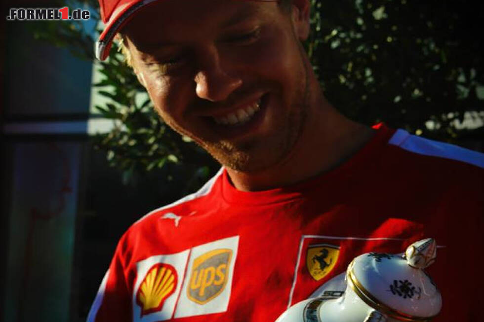 Foto zur News: Sebastian Vettel mit Pokal aus Herend-Porzellan