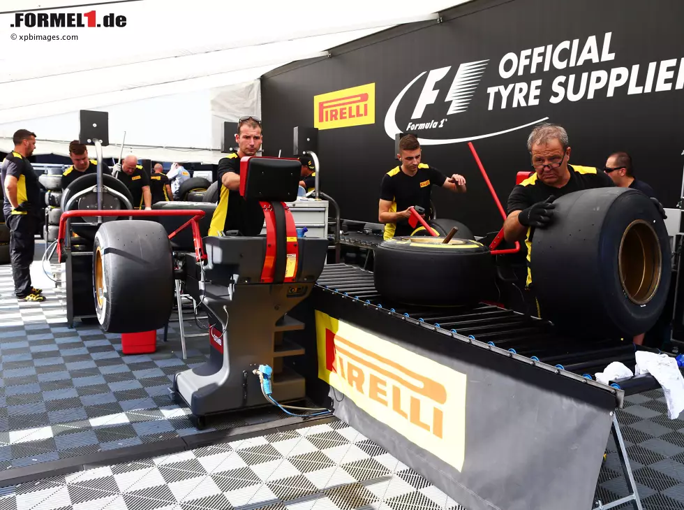 Pirelli-Box in Spa-Francorchamps Foto zur News: Pirelli-Box in Spa-Francorchamps