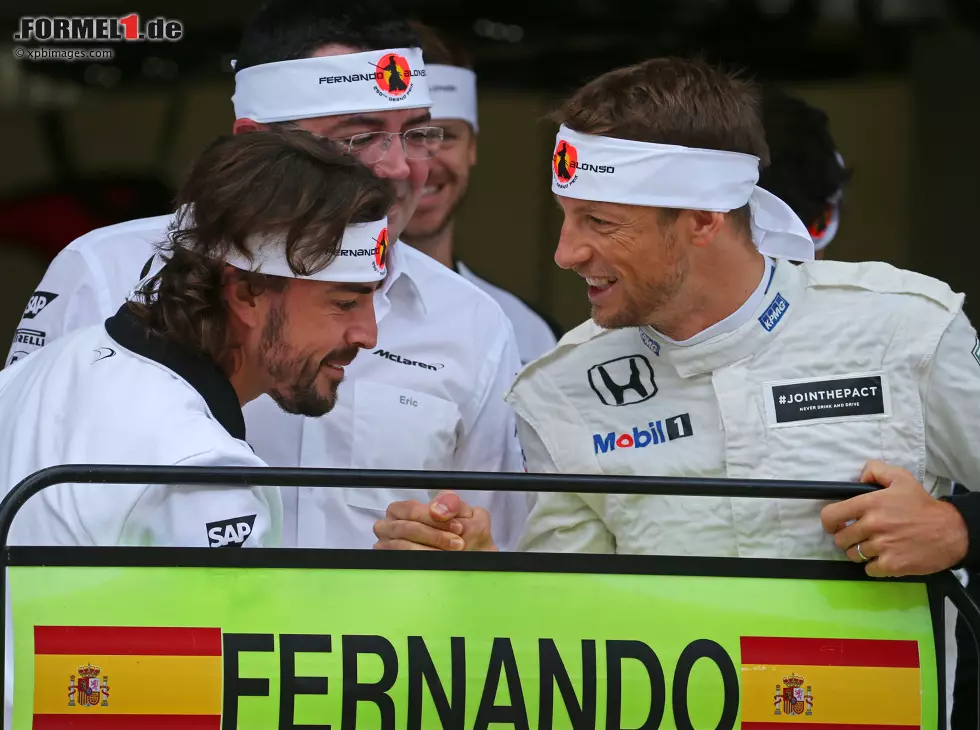 Foto zur News: Fernando Alonso, Eric Boullier, Jenson Button