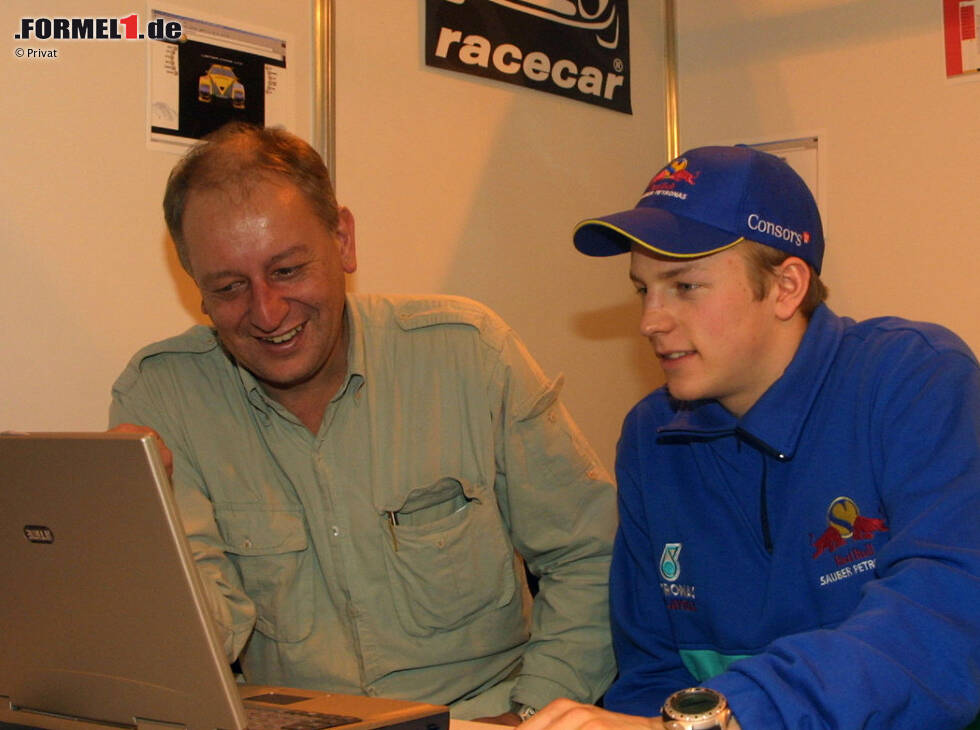 Foto zur News: Dieter Rencken und Kimi Räikkönen im Jahr 2001