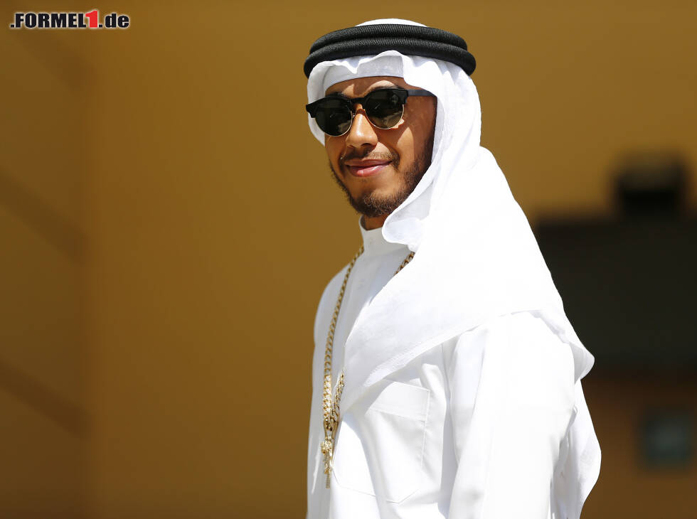 Foto zur News: Lewis Hamilton im Scheich-Outfit