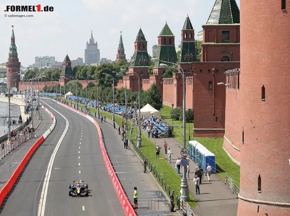 Foto zur News: 12.07.2008 Moskau, Russland: Mikhail Aleshin steuert seinen Red Bull in einer F1-Präsentation um den Kreml