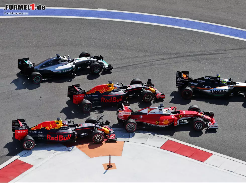 Daniil Kwjat, Sebastian Vettel Foto zur News: Daniil Kwjat, Sebastian Vettel