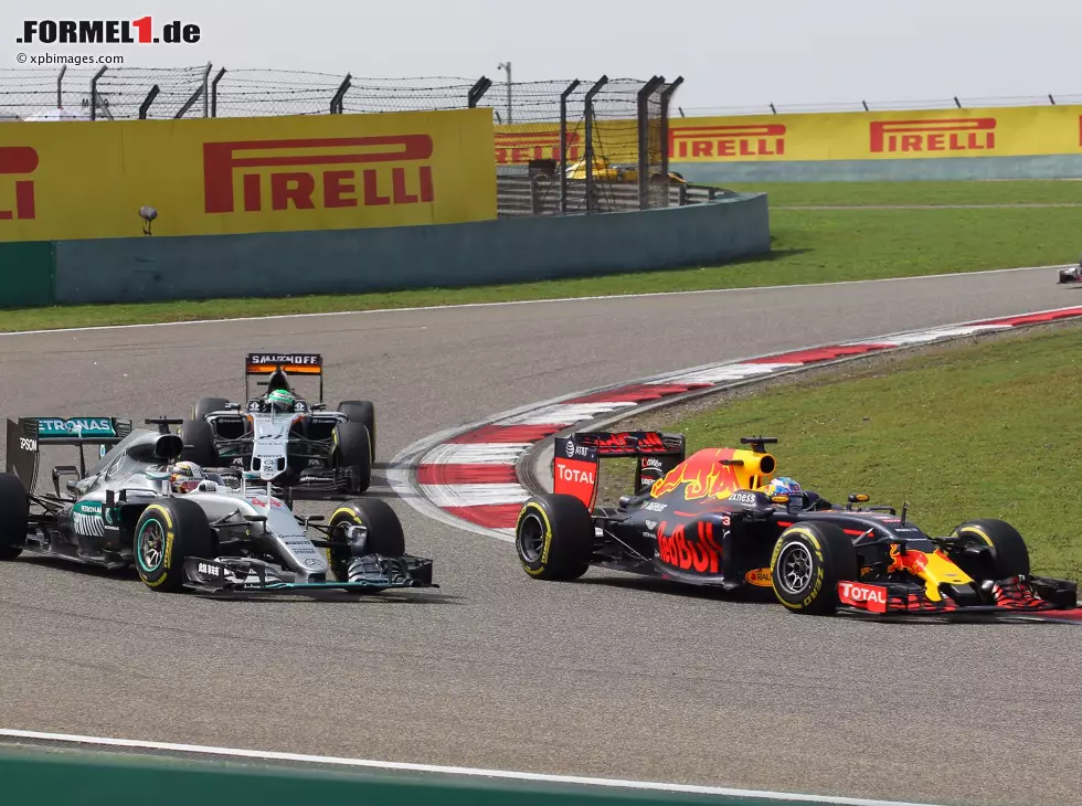 Foto zur News: Daniel Ricciardo, Lewis Hamilton