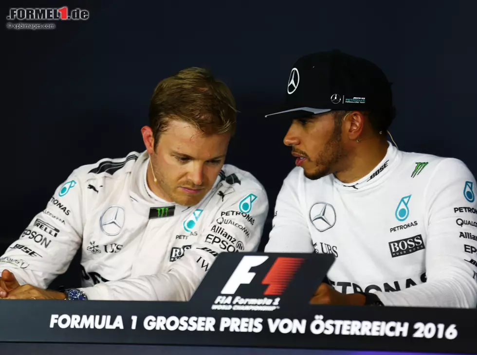 Foto zur News: Nico Rosberg, Lewis Hamilton