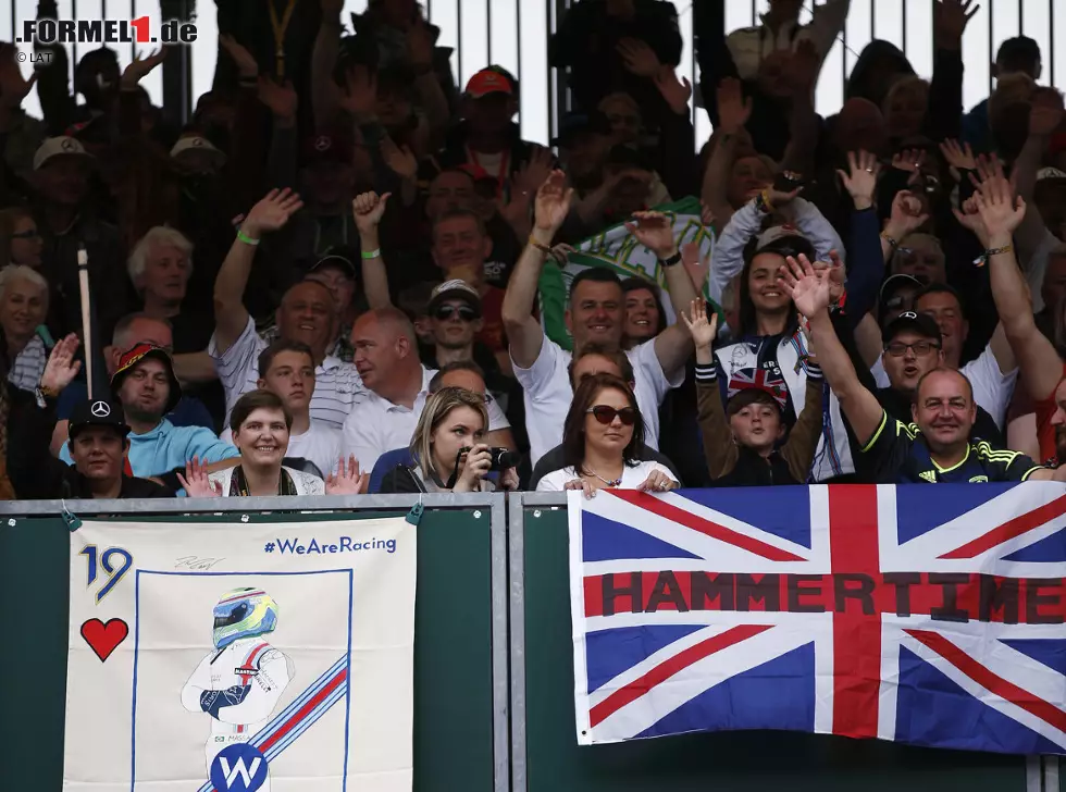 Foto zur News: Fans von Lewis Hamilton