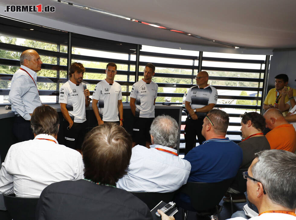 Foto zur News: Ron Dennis, Fernando Alonso, Stoffel Vandoorne, Jenson Button