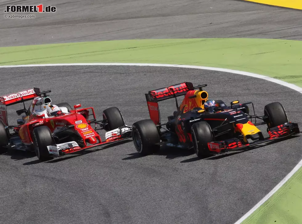 Daniel Ricciardo, Sebastian Vettel Foto zur News: Daniel Ricciardo, Sebastian Vettel